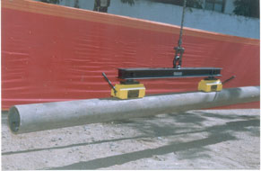 <u><i>Special Application</i></u>:<br>Two 500 Kg magnetic Lifter, fixed on a spreader beam, to handle long pipes